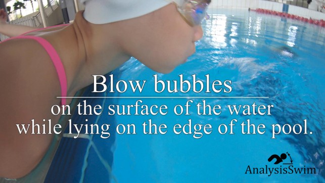 фото для Blow Bubbles on the surface of the water while lying on the edge of the pool